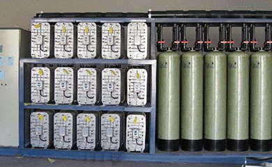 半導(dǎo)體、集成電路芯片及封裝、液晶顯示、高精度線路板、光電器件、各種電子器件、微電子工業(yè)、大規(guī)模、超大規(guī)模集成電路需用大量的純水、高純水、超純水清洗半成品、成品。集成電路的集成度越高，線寬越窄，對水質(zhì)的要求也越高。目前我國電子工業(yè)部把電子級水質(zhì)技術(shù)分為五個行業(yè)等級，分別為18MΩ.cm、15MΩ.cm、10MΩ.cm、2MΩ.c