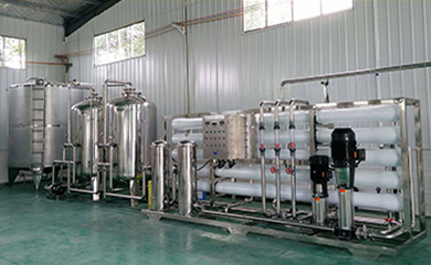       反滲透技術(shù)是膜分離技術(shù)，與前置預(yù)處理系統(tǒng)配套使用；利用高壓泵的加壓，反滲透膜的截留，可有效去除水中固體溶解物、有機物、膠體、微生物以及細菌等雜質(zhì)。具有應(yīng)用范圍廣、主動化程度高、占地少、能耗低、出水水質(zhì)好。