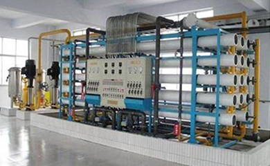       反滲透是最精密的膜法液體分離技術(shù)，在進水(濃溶液)側(cè)施加操作壓力以克服自然滲透壓，當高于自然滲透壓的操作壓力離加于濃溶液側(cè)時水分子自然滲透的流動方向就會逆轉(zhuǎn)，進水(濃溶液)中的水分子部份通過反滲透膜成為稀溶液側(cè)的凈化產(chǎn)水;反滲透設(shè)備能阻擋所有溶解性鹽及分子量大于100的有機物，但允許水分子透過，反滲透復(fù)合膜脫鹽