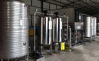 反滲透是一種現(xiàn)代新型的純凈水處理技術(shù)。通過反滲透元件來提高水質(zhì)的純凈度，清除水中含有的雜質(zhì)和鹽。我們?nèi)粘Ｋ玫募兯虺兯际墙?jīng)過反滲透設(shè)備處理的，水質(zhì)幾乎不導(dǎo)電。