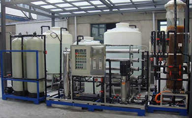 電鍍涂裝行業(yè)中，為了增加鍍件表面光潔度、亮度、附著力，電鍍液的配制需要用電導(dǎo)率在15uS/cm以下的純水，另外在鍍件漂洗時也需用電導(dǎo)率在10uS/cm以下純水來清洗。