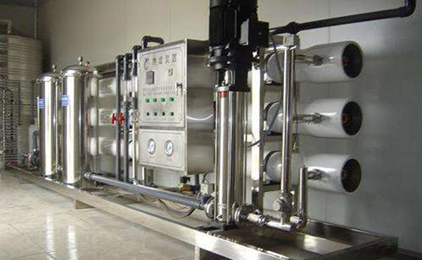 紙工業(yè)是與國民經(jīng)濟發(fā)展息息相關(guān)的重要產(chǎn)業(yè)，還是一個工藝復(fù)雜資源消耗量大產(chǎn)生污染物多的工業(yè)，所以在水質(zhì)上不能忽視。需要采用工業(yè)純水設(shè)備，根據(jù)需求采用一級工業(yè)純水設(shè)備和二級工業(yè)純水設(shè)備制取的純水來生產(chǎn)。