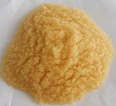 軟化樹脂是專用于軟化硬水的一種專用樹脂，通過離子交換技術(shù)，使水的硬度小于50 mg/L(CaCO3)。離子交換是一種特殊的動(dòng)態(tài)吸附過程，一般是由不溶于水的離子交換劑在電解質(zhì)溶液中進(jìn)行，這種離子交換劑即為離子交換樹脂。