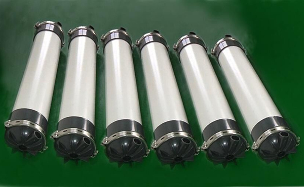 超濾膜，是一種孔徑規(guī)格一致，額定孔徑范圍為0.001-0.02微米的微孔過濾膜。在膜的一側(cè)施以適當(dāng)壓力，就能篩出小于孔徑的溶質(zhì)分子，以分離分子量大于500道爾頓、粒徑大于2～20納米的顆粒。超濾膜是最早開發(fā)的高分子分離膜之一，在60年代超濾裝置就實(shí)現(xiàn)了工業(yè)化。