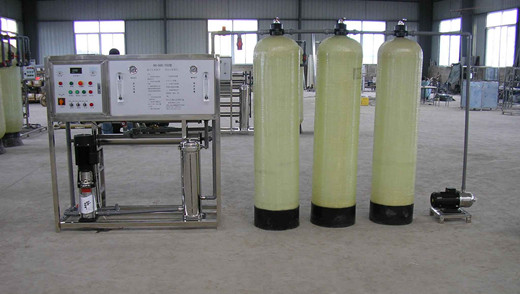 軟化水系統(tǒng)包括三部分，即離子交換部分、鹽再生部分和控制部分。離子交換技術(shù)是軟化系統(tǒng)的工作原理，它的主體是離子交換樹脂，由于水的硬度主要由鈣、鎂形成及表示，故一般采用陽離子交換樹脂，將水中的Ca2+、Mg2+（形成水垢的主要成份）置換出來，隨著樹脂內(nèi)Ca2+、Mg2+的增加，樹脂去除Ca2+、Mg2+的效能逐漸降低。