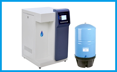 實驗室超純水機有著彩色的液晶顯示器和獨有的多行顯示系統，設備操作簡單；設備的主機連接著微電腦控制系統，有著自動檢測修復功能；一機能同時制備取用超純水和純化水，實驗、分析、科研等各類清洗均可滿足；該實驗室超純水設備具有具備開機自檢、缺水保護報警、停電自動復位、純水桶滿水后自動停機、超低壓保護、RO自動沖洗功能....